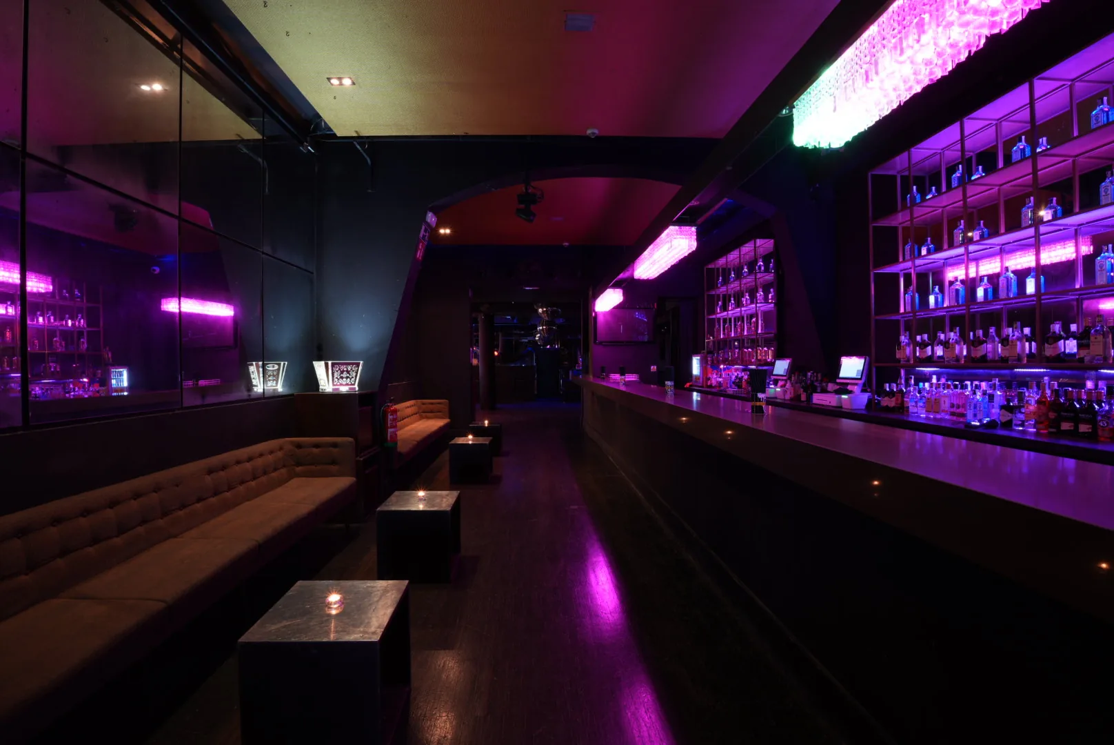 Barra principal de 15 metros de Hyde Club, discoteca para eventos privados en Barcelona