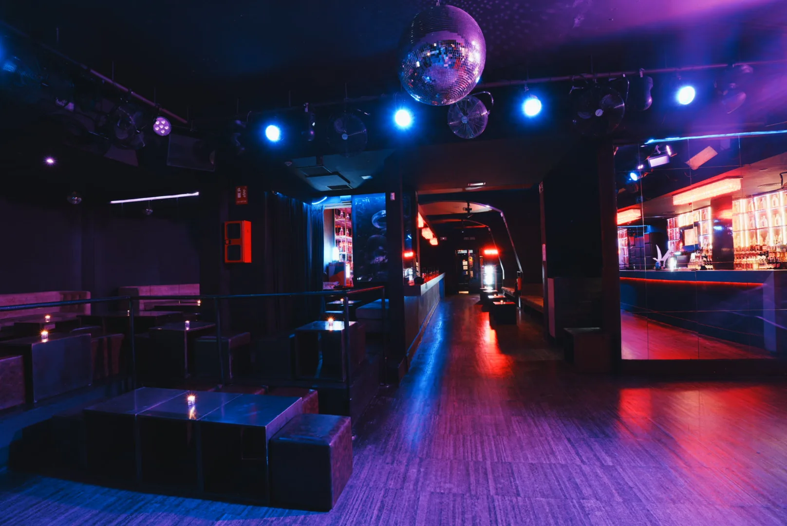 Zona lounge con sofás y mesas VIP en Hyde Club