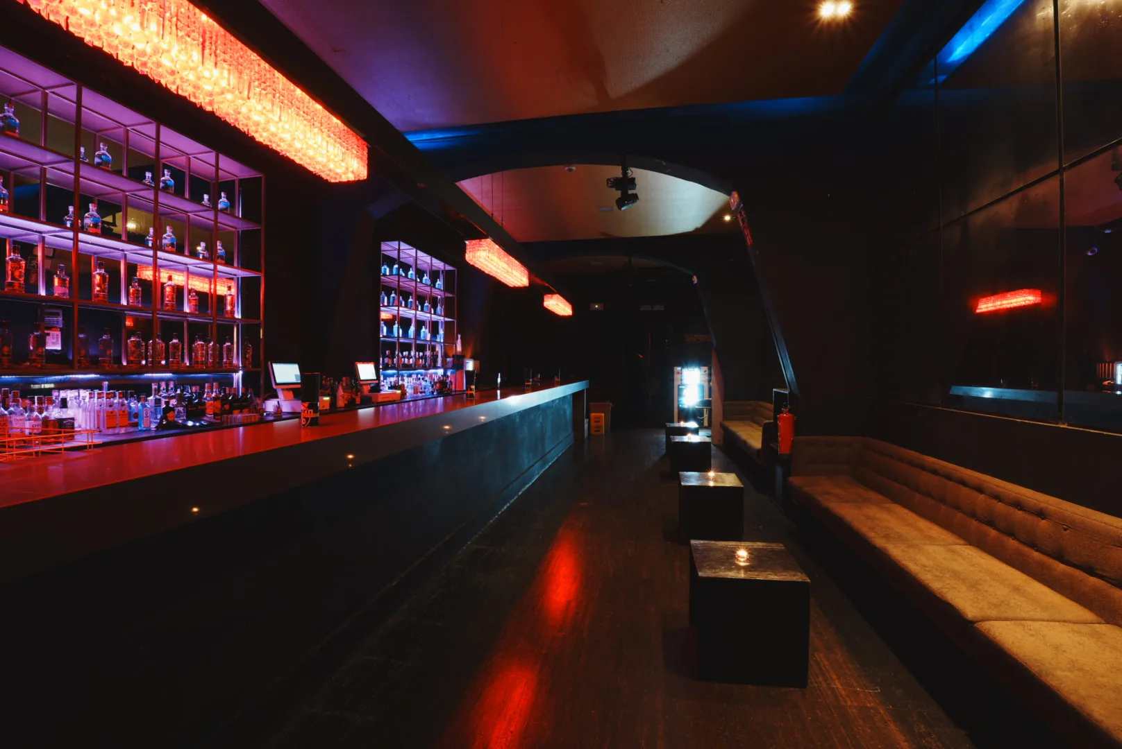 Iluminación de discoteca y cabina de DJ en Hyde Club