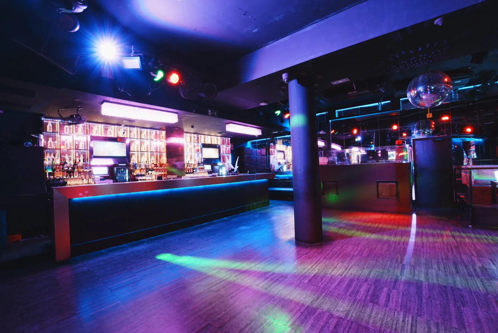Fiesta de Navidad de empresa con DJ en Londres, discoteca de NexoVenues en Barcelona