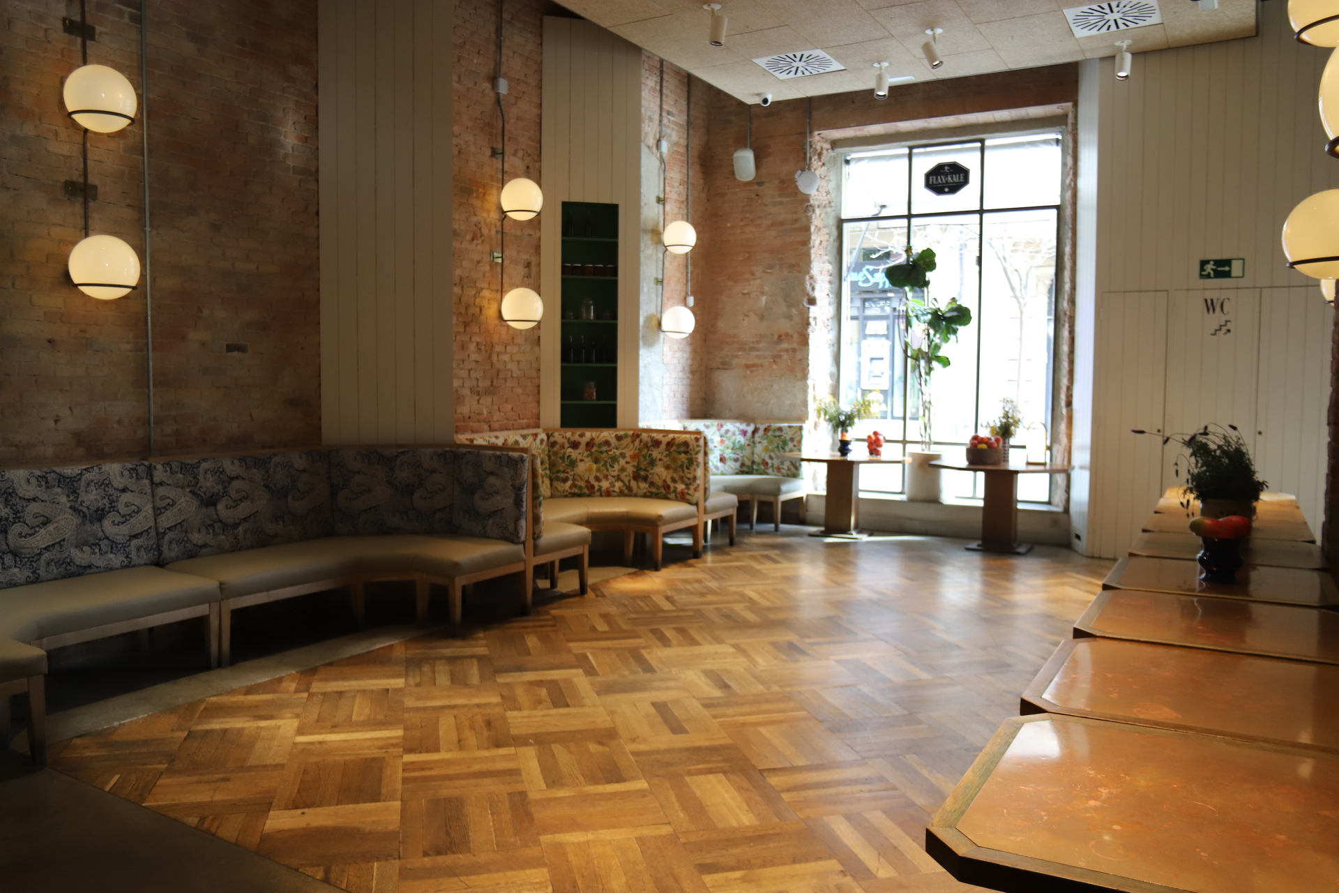 Salón de fiestas New York en Barcelona - Loft con pared de ladrillo visto, suelo de espiga y lámparas globo colgantes