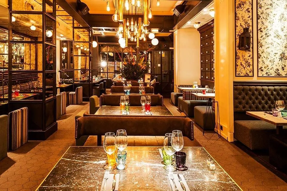 Restaurante para eventos privados en Barcelona: mesas de mármol y sofás chester en Pepito