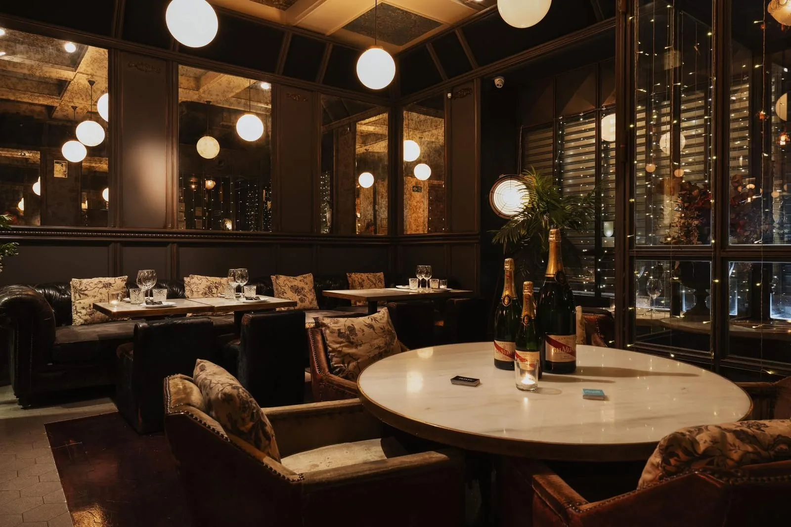 Mesa redonda de mármol para grupos en Pepito, restaurante para eventos privados en Barcelona