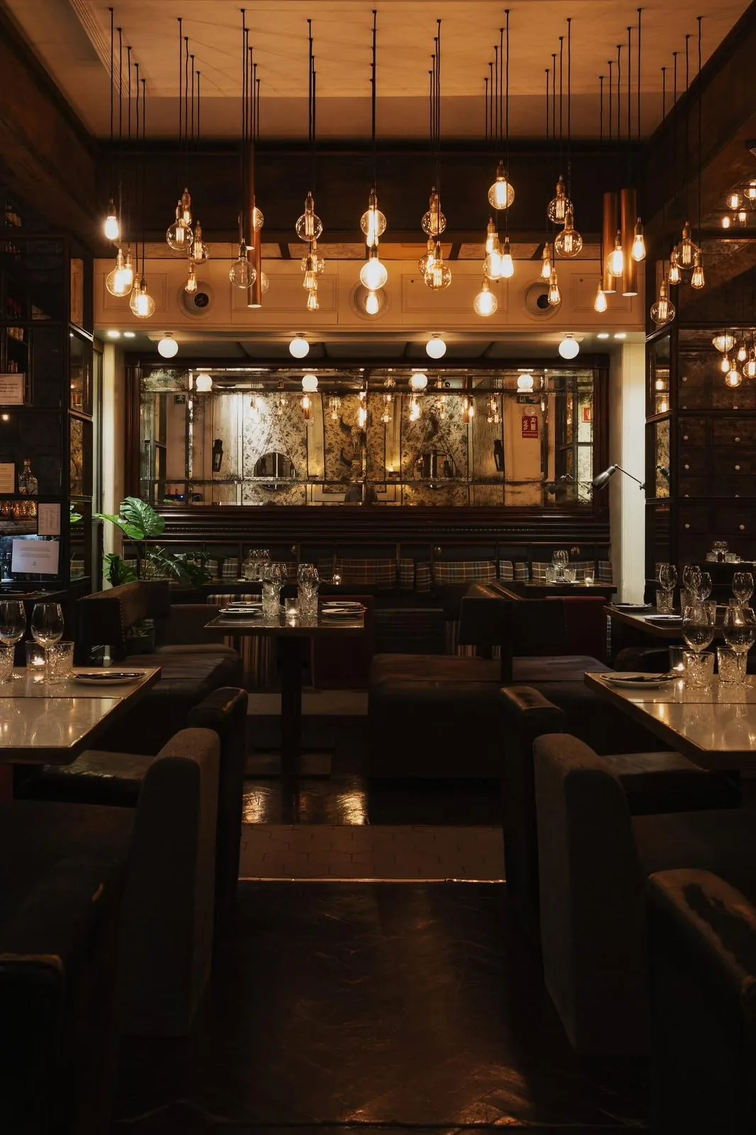 Bombillas suspendidas sobre el comedor del restaurante Pepito, en el Eixample