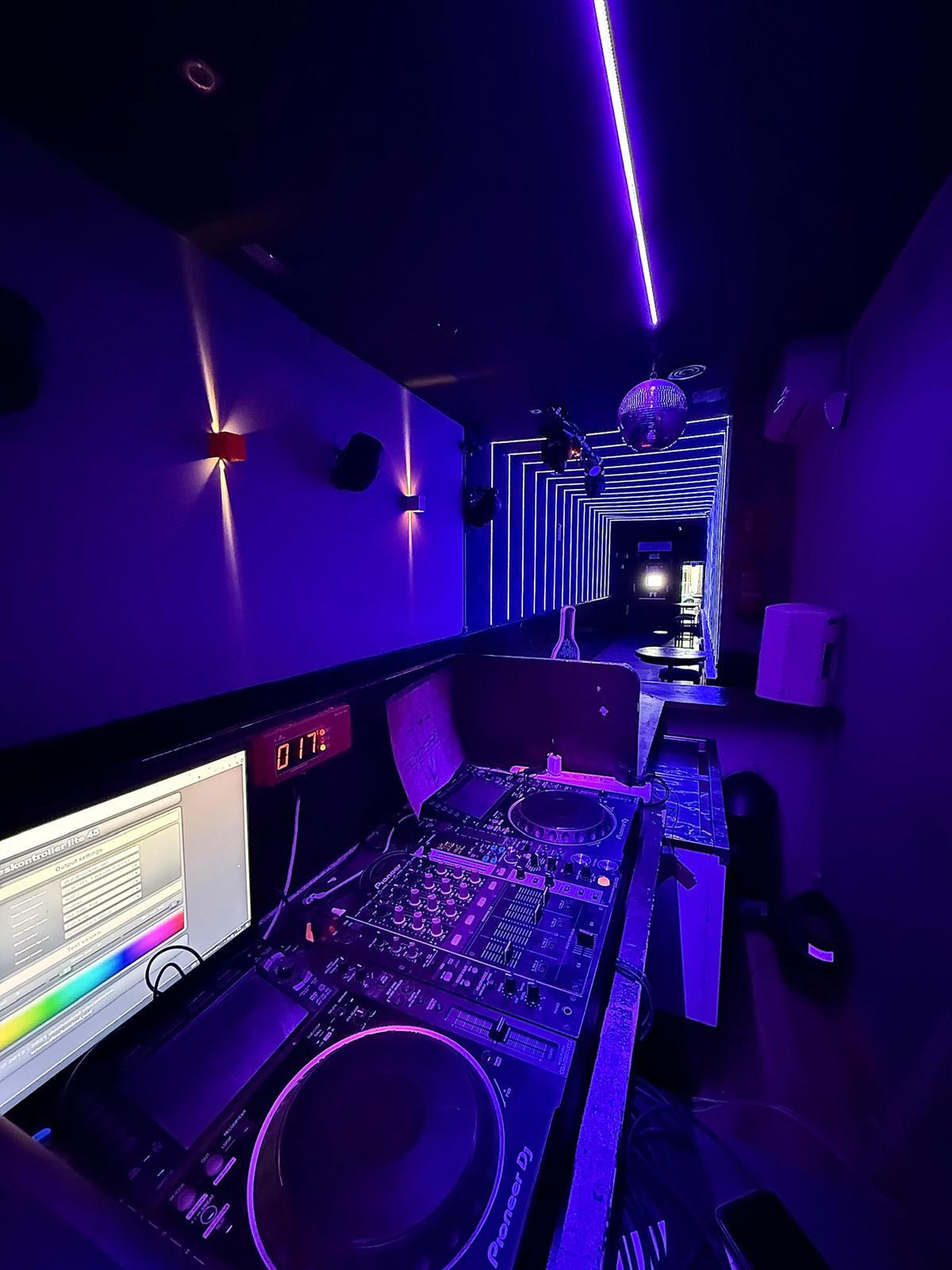 Salón de fiestas Berlin en Barcelona - Corredor LED con iluminación neón azul y púrpura estilo nightclub