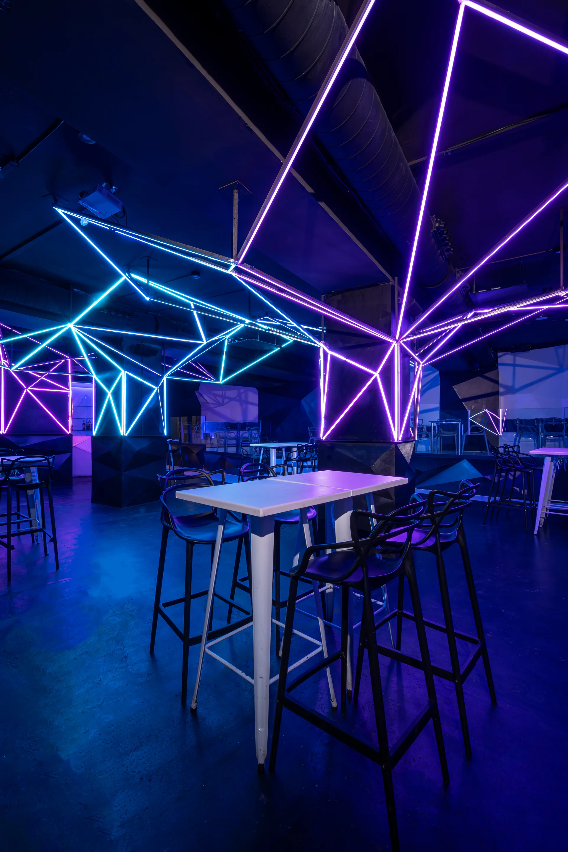 Sala para eventos Singapore en Barcelona - Gran bola de discoteca, barra completa y ambiente futurista